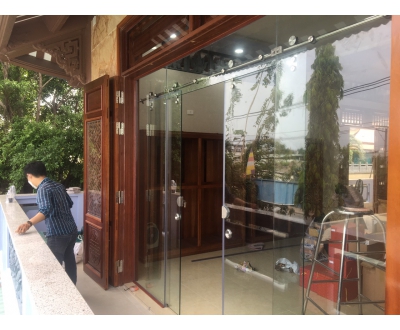 Cửa lùa kính cường lực 10li