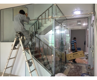 Thi công kính cường lực nhà cao tầng
